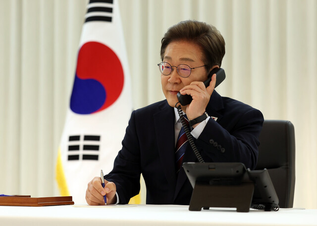 이재명 대통령이 6일 저녁 서울 한남동 관저에서 도널드 트럼프 미국 대통령과 전화 통화를 하려고 수화기를 들고 있다. 대통령실사진기자단