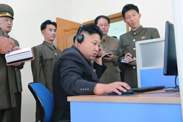김정은 북한 국무위원장이 현지지도에서 컴퓨터를 살펴보는 모습. 촬영 시점 미상. 조선중앙통신/연합뉴스