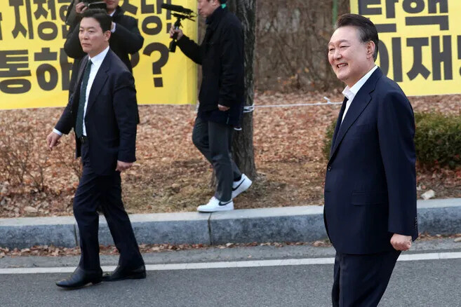 윤석열 대통령이 3월8일 오후 경기 의왕시 서울구치소에서 석방돼 지지자들을 바라보며 걸어가고 있다. 그 옆을 김성훈 경호처 차장이 지키고 있다. 김영원 기자 forever@hani.co.kr