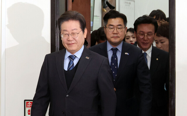 이재명 대통령이 민주당 대표 시절 지도부와 회의장에 들어서는 모습. 김경호 선임기자 jijae@hani.co.kr
