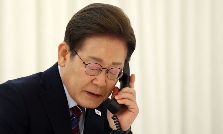 이재명 대통령이 지난 6일 저녁 서울 한남동 관저에서 도널드 트럼프 미국 대통령과 전화 통화를 하기 위해 수화기를 들고 있다. 대통령실사진기자단