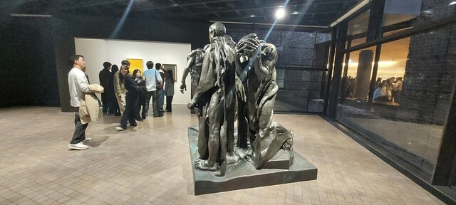 지난 2월27일부터 서울 한남동 삼성미술관 리움의 현대미술 소장품전(M2 전시장)에 나온 로댕의 청동상 ‘칼레의 시민’. 전시장 들머리에서 바로 왼쪽으로 꺾어가면 마크 로스코, 장욱진의 회화와 이웃한 상을 만날 수 