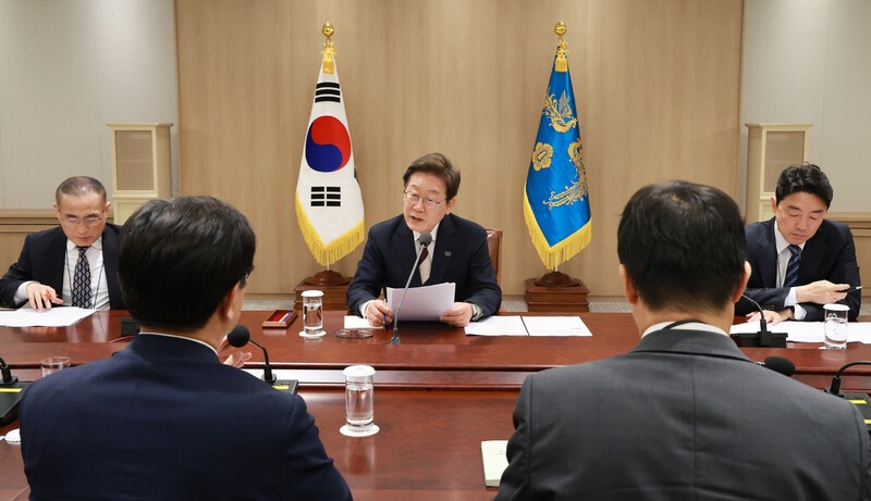 외환위기 때 당선된 김대중 이후 가장 힘들다 [아침햇발]