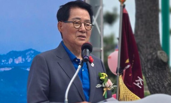 박지원 더불어민주당 국회의원이 7일 전남 진도 조도초 개교 100주년 행사에 참석해 연설했다. 박지원 의원 페이스북 갈무리
