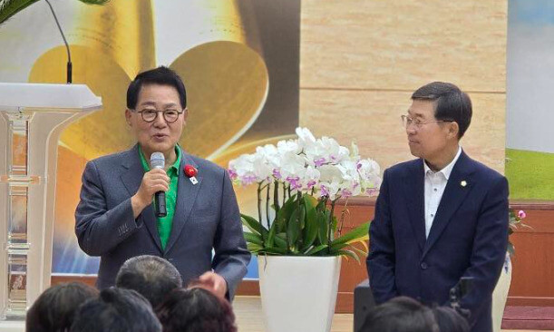 박지원 더불어민주당 국회의원이 8일 전남 해남 황산 시등교회 예배에 참석했다. 박지원 의원 페이스북 갈무리