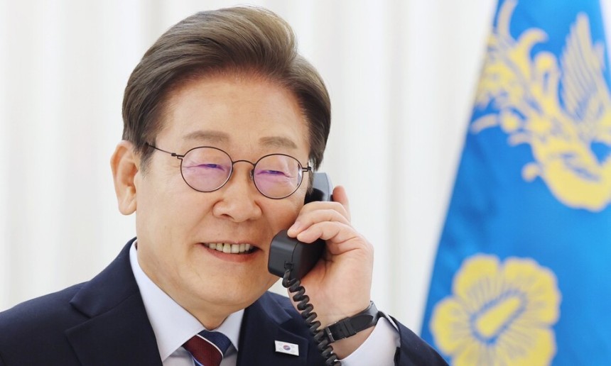 이재명 대통령이 지난 6일 서울 한남동 관저에서 도널드 트럼프 미국 대통령과 전화 통화를 하기 위해 수화기를 들고 있다. 연합뉴스