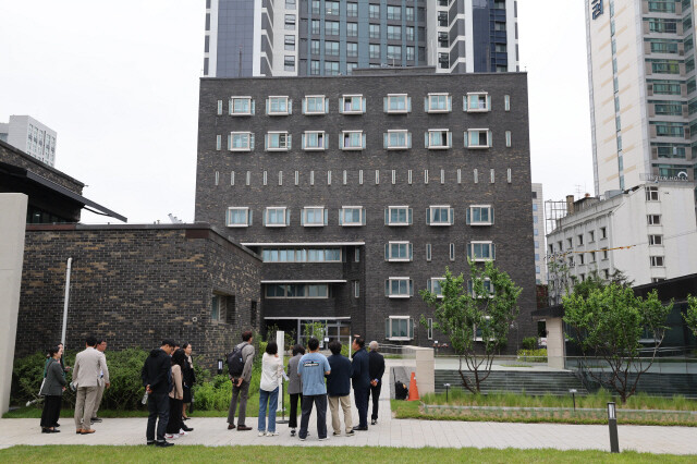 민주화운동기념관 개관 기념 기자간담회가 열린 지난달 20일 서울 용산구 민주화운동기념관에서 이재오 민주화운동기념사업회 이사장과 기자들이 대공분실을 바라보며 설명을 듣고 있다. 김혜윤 기자 unique@hani.co.