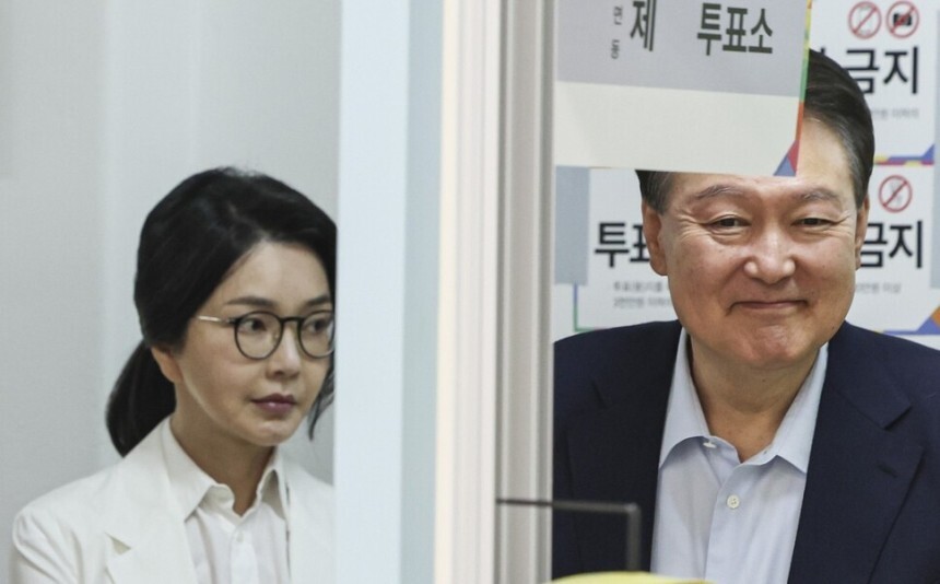 윤석열 전 대통령과 김건희 여사가 제21대 대통령 선거일인 지난 3일 서울 서초구 원명초등학교에 마련된 서초4동제3투표소에서 투표하기 위해 줄을 서고 있다. 공동취재사진