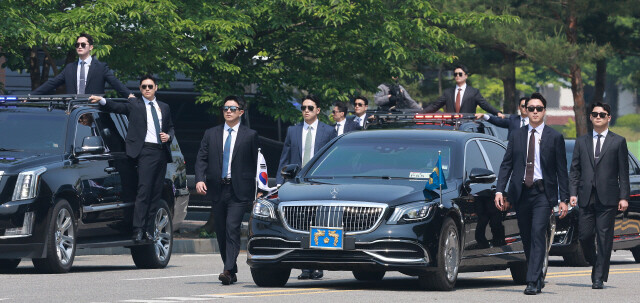 지난달 27일 서울 강서구 경호안전교육원에서 대통령경호처 경호관들이 제21대 대통령 취임식을 앞두고 위기 대응 종합조치 훈련을 하고 있다. 연합뉴스