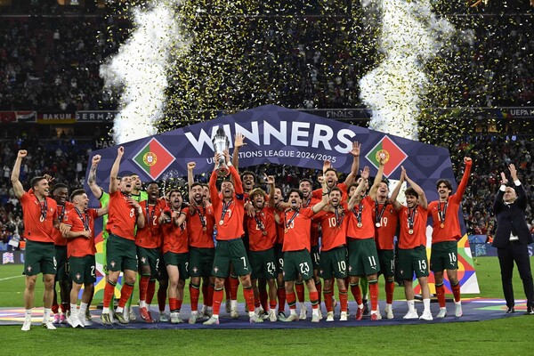 마흔살 축구영웅 <b>호날두</b>, A매치 138호골로 포르투갈 <b>우승</b> 이끌어