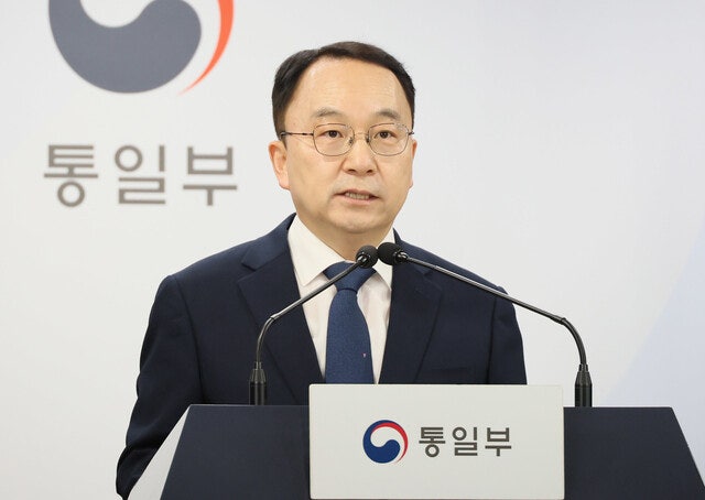 달라진 통일부 “<b>대북전단 살포</b> 유감…강력히 중단 요구”