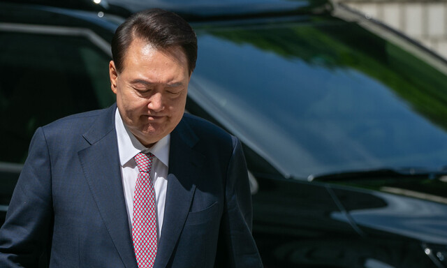 윤석열 전 대통령이 9일 오전 서울 서초구 서울중앙지방법원에서 내란 우두머리 혐의 사건 6차 공판에 출석하고 있다. 사진공동취재단