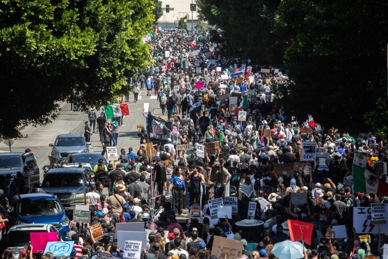 트럼프는 왜 LA에 군 보냈나…“정책 실패에 대한 대중 시선 돌리려”