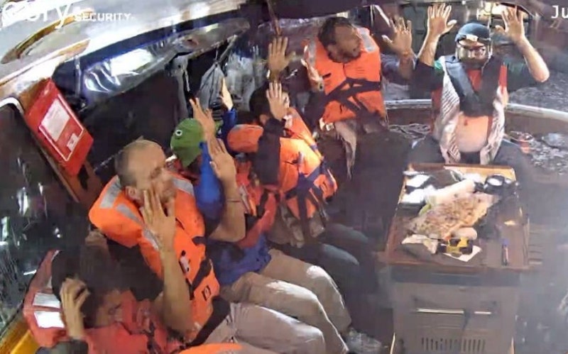 가자 향하던 툰베리 선박, 이스라엘에 나포…“12명 납치당했다”