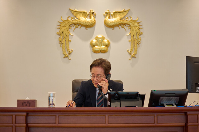 이재명 대통령이 9일 서울 용산 대통령실에서 이시바 시게루 일본 총리와 전화 통화를 하고 있다. 대통령실 제공