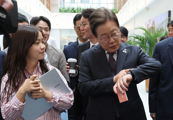 이재명 대통령이 10일 서울 용산 대통령실 직원식당에서 식사를 마친 뒤 집무실로 돌아가며 취재진들과 인사하다 시계를 들여다보고 있다. 2025.6.10 대통령실사진기자단