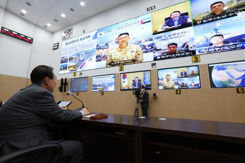 윤석열 대통령이 2022년 9월10일 서울 용산 대통령실 국가위기관리센터에서 국외 파병 부대 장병들과 화상 통화를 한 뒤 격려하고 있다 . 대통령실 제공