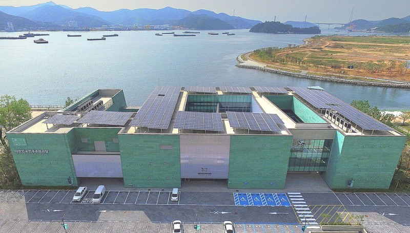 대한민국민주주의전당, 김주열 열사 주검 인양지 옆에 문 열다