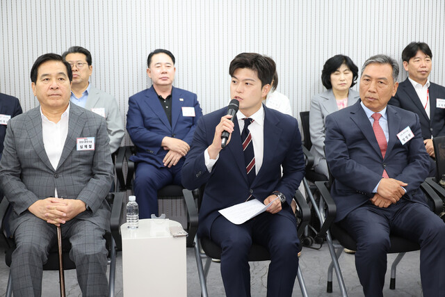 국민의힘 김용태 비상대책위원장이 10일 서울 여의도 중앙당사에서 열린 비상대책위원장 주재 원외 당협위원장 간담회에서 발언하고 있다. 연합뉴스