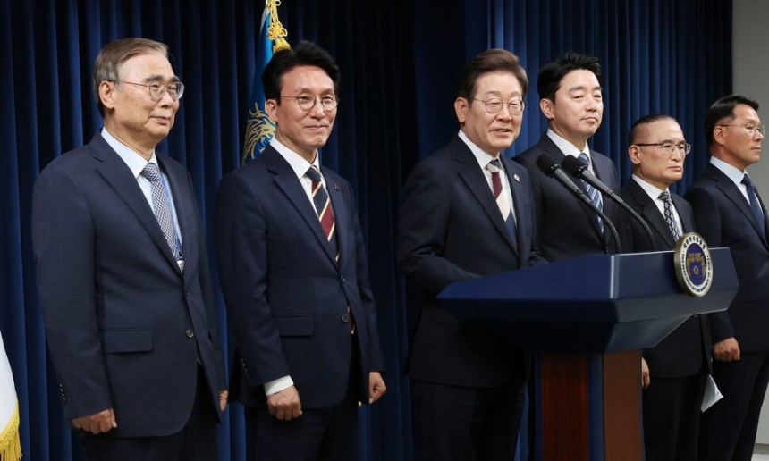 이재명 대통령이 4일 서울 용산 대통령실청사에서 국무총리 후보자 등 인선에 대해 발표하고 있다. 왼쪽부터 이종석 국가정보원장 후보자, 김민석 국무총리 후보자, 이 대통령, 강훈식 비서실장, 위성락 안보실장, 황인권 