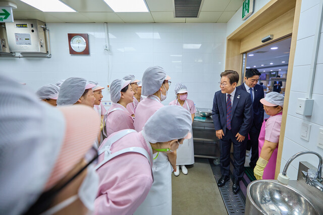 이재명 대통령이 10일 서울 용산 대통령실 청사 식당을 방문해 직원들과 인사하는 모습. 대통령실 제공