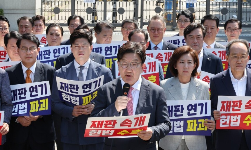 권성동 국민의힘 원내대표(가운데)가 11일 오전 서울 서초구 서울고등법원 인근에서 열린 헌법 파괴 저지를 위한 현장 의원총회에서 발언하고 있다. 김혜윤 기자 unique@hani.co.kr