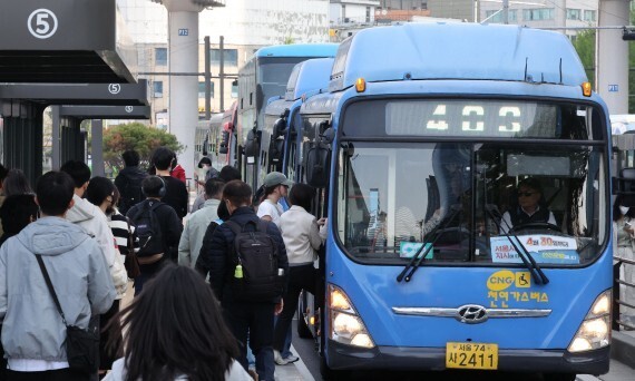 “안 찍어도 되게”…서울시, 10월 시내버스 비접촉 결제 시범 도입