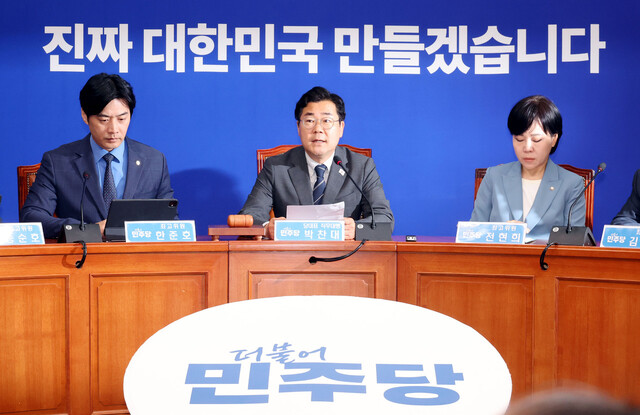 박찬대 더불어민주당 대표 직무대행 겸 원내대표(가운데)가 11일 국회에서 열린 당 최고위원회의에서 발언하고 있다. 김경호 선임기자 jijae@hani.co.kr