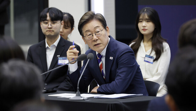 이재명 대통령이 11일 서울 영등포구 여의도 한국거래소에서 열린 ‘불공정거래 근절을 위한 현장 간담회’에서 원 스트라이크 아웃제 도입과 과징금 부과를 통한 부당이득 환수 의지를 밝히고 있다. 대통령실사진기자단