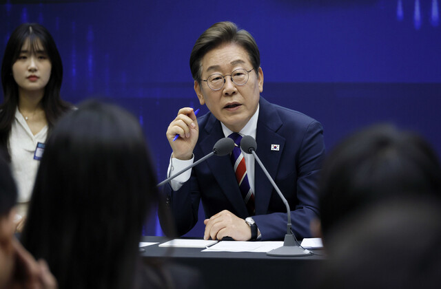 이재명 대통령이 지난 11일 서울 영등포 여의도 한국거래소(KRX) 통합관제센터에서 열린 불공정거래 근절을 위한 시장감시본부 실무 직원들과의 현장 간담회에서 머리 발언을 하고 있다. 대통령실사진기자단