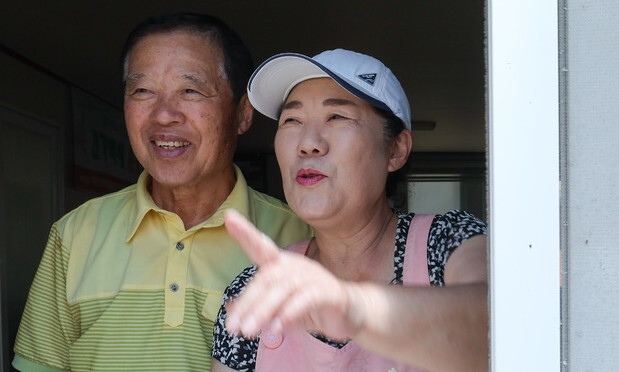 군이 대북 확성기 방송을 중지한 다음 날인 12일 오전 인천 강화군 송해면 당산리 마을회관에서 김완식 송해면 노인회장(왼쪽)과 당산리 주민 박찬임씨가 창문을 열고 밖을 보고 있다. 김영원 기자 forever@hani