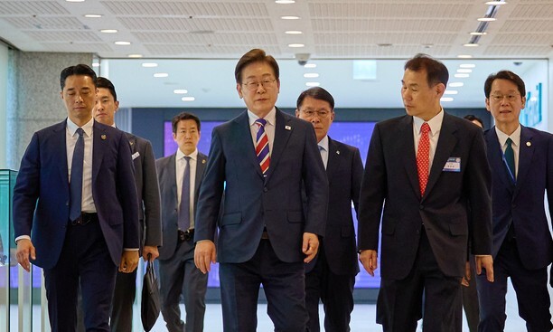 대통령실은 이재명 대통령이 11일 서울 영등포구 한국거래소를 방문한 모습을 12일 사회관계망서비스(SNS)를 통해 공개했다. 이재명 대통령 사회관계망서비스 갈무리