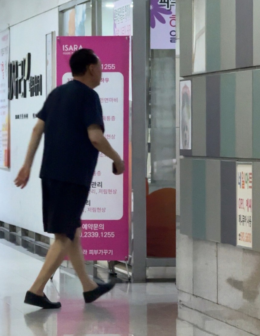 윤석열 전 대통령에 대한 경찰 특별수사단의 2차 출석 요구일인 12일 오전 윤 전 대통령이 소환에 응하지 않은 채 반바지 차림으로 서울 서초구 아크로비스타 상가를 활보하고 있다. 한국일보 제공