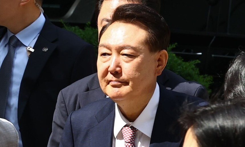 윤석열 전 대통령이 9일 오전 서울 서초구 서울중앙지방법원에서 내란 우두머리 혐의 사건 6차 공판에 출석하고 있다. 사진공동취재단