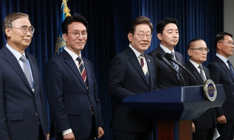 이재명 대통령이 지난 4일 서울 용산 대통령실 청사에서 국무총리 후보자 등 인선에 대해 발표하고 있다. 왼쪽부터 이종석 국가정보원장 후보자, 김민석 국무총리 후보자, 이 대통령, 강훈식 비서실장, 위성락 국가안보실장