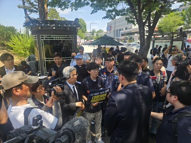 권영국 민주노동당 대표(왼쪽 세 번째)가 12일 오후 서울 용산 대통령실 앞에서 태안화력 고 김충현 비정규직 노동자 사망사고 대책위원회 출범 기자회견을 마친 뒤 대통령실 노동비서관실 행정관과 이야기를 나누고 있다. 