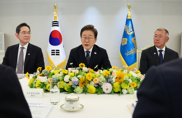 이재명 대통령이 13일 서울 용산 대통령실에서 열린 6경제단체·기업인 간담회에서 발언하고 있다. 왼쪽부터 이재용 삼성전자 회장, 이 대통령, 정의선 현대차 회장. 연합뉴스