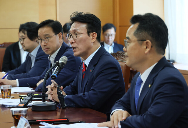 김민석 국무총리 후보자가 13일 서울 종로구 통의동 금융감독연수원에 마련된 청문회 준비단 사무실에서 식품·외식업 협회와 전문가 등이 참석한 가운데 열린 밥상물가 안정을 위한 경청 간담회에서 발언하고 있다. 연합뉴스