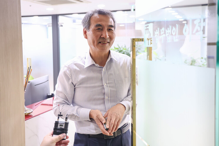김건희 특검으로 지명된 민중기 전 서울중앙지방법원장이 13일 서울 서초동 사무실에서 나오고 있다. 연합뉴스