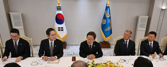 이재명 대통령이 13일 서울 용산 대통령실에서 열린 경제 6단체와 기업인 간담회에서 발언하고 있다. 구광모 엘지(LG)그룹 회장(왼쪽부터), 이재용 삼성전자 회장, 이 대통령, 정의선 현대자동차그룹 회장, 신동빈 롯