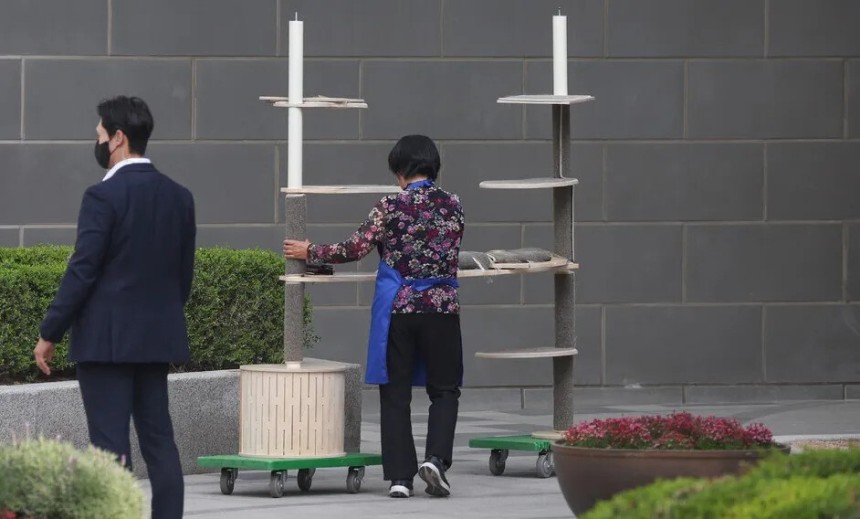 윤석열 전 대통령이 한남동 관저를 떠나 서초동 사저로 거처를 옮기는 것으로 알려진 지난 11일 서울 서초구 사저 아크로비스타에서 관계자가 캣타워를 옮기고 있다. 연합뉴스