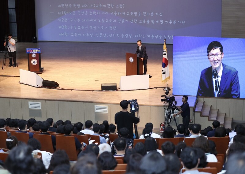 문형배 전 헌법재판관이 13일 순천만생태문화교육원에서 열린 ‘전남교육청, 민주시민 토크콘서트’ 특별강연자로 나서 ‘헌법의 관점에서 교육을 생각하다’를 주제로 강연하고 있다. 전남교육청 제공