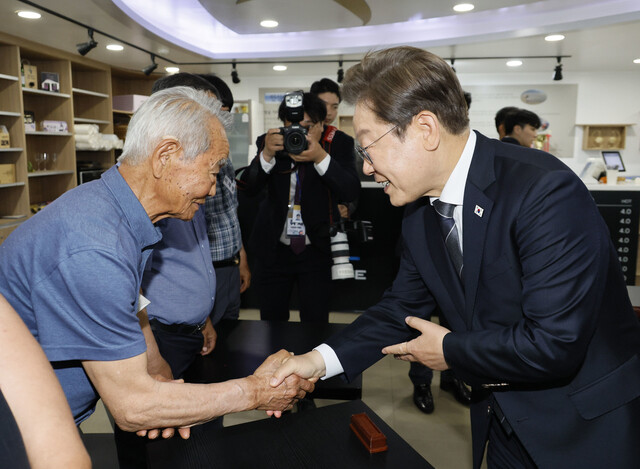 이재명 대통령이 13일 경기 파주시 장단면 행정복지센터에서 열린 접경지 주민들과의 간담회에서 참석자들과 인사를 나누고 있다. 대통령실사진기자단