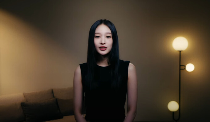 정유경 회장의 맏딸인 ‘애니’(23·본명 문서윤)가 23일 데뷔하는 혼성그룹 ‘올데이 프로젝트’ 유튜브 채널에 공개한 영상에서 데뷔 소감에 대해 밝히고 있다. 영상 갈무리