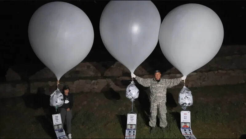 납북자피해가족연합회가 2일 밤 9시께 경기도 파주시에서 전단을 매단 라텍스 풍선을 날리고 있다. 납북자피해가족연합회 제공