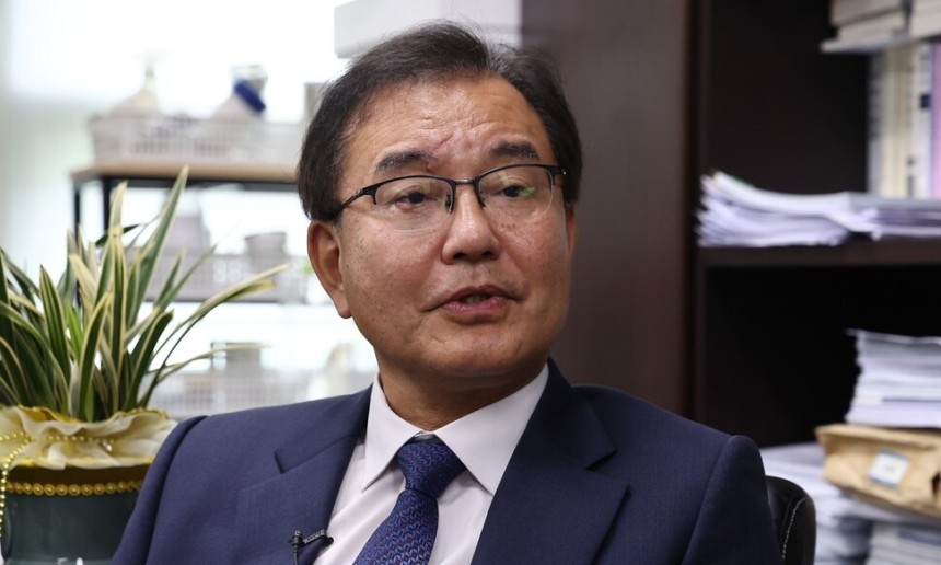 순직 해병 수사 방해 의혹 사건을 수사할 이명현 특별검사가 13일 서울 서초동 사무실에서 취재진과 인터뷰를 하고 있다. 연합뉴스