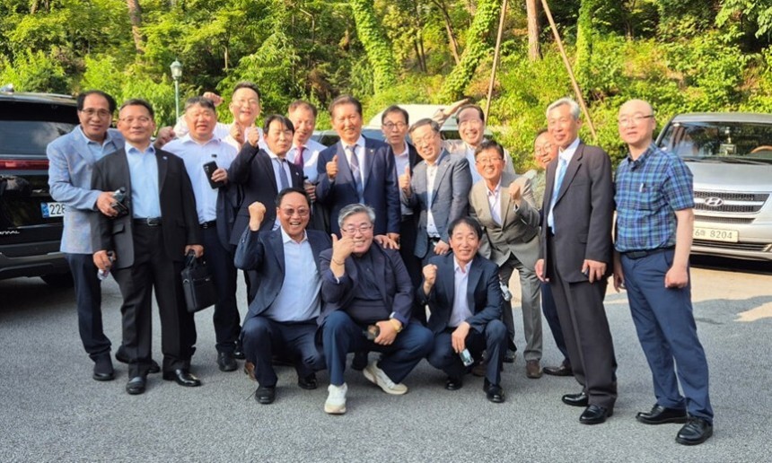 이재명 대통령과 과거 오리엔트 시계공장에서 함께 일했던 동료들이 14일 이 대통령의 장남 이동호씨 결혼식에 초대돼 정청래 더불어민주당 의원과 기념사진을 찍고 있다. 정청래 의원 페이스북 갈무리