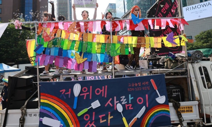 26회 서울퀴어퍼레이드에는 관광레저산업노동조합 세종호텔지부와 금속노조 한국옵티켈하이테크지회, 금속노조 거제통영고성조선하청지회가 함께 행진 차량으로 참여했다. 정용일 선임기자 yongil@hani.co.kr