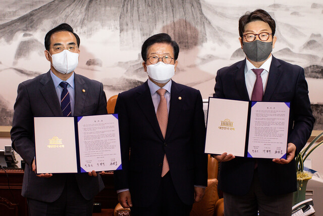 2022년 4월22일 박병석 국회의장(가운데)과 박홍근 더불어민주당(왼쪽), 권성동 국민의힘 원내대표가 국회에서 ‘검찰의 수사-기소권 분리’(검수완박) 법안과 관련한 국회의장 중재안에 합의한 뒤, 서명을 마친 합의문
