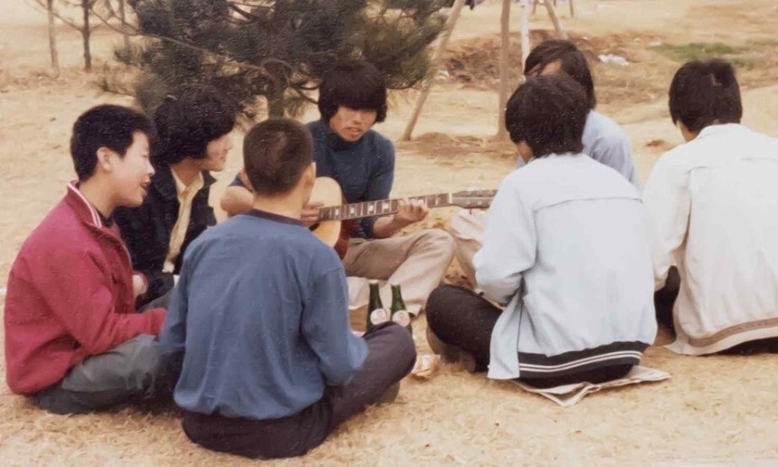 1979년 이재명 대통령(왼쪽 첫째)이 시계 만드는 오리엔트 공장에 다닐 때 남이성으로 야유회를 가 둥글게 앉아 노래하는 모습. 더불어민주당 제공